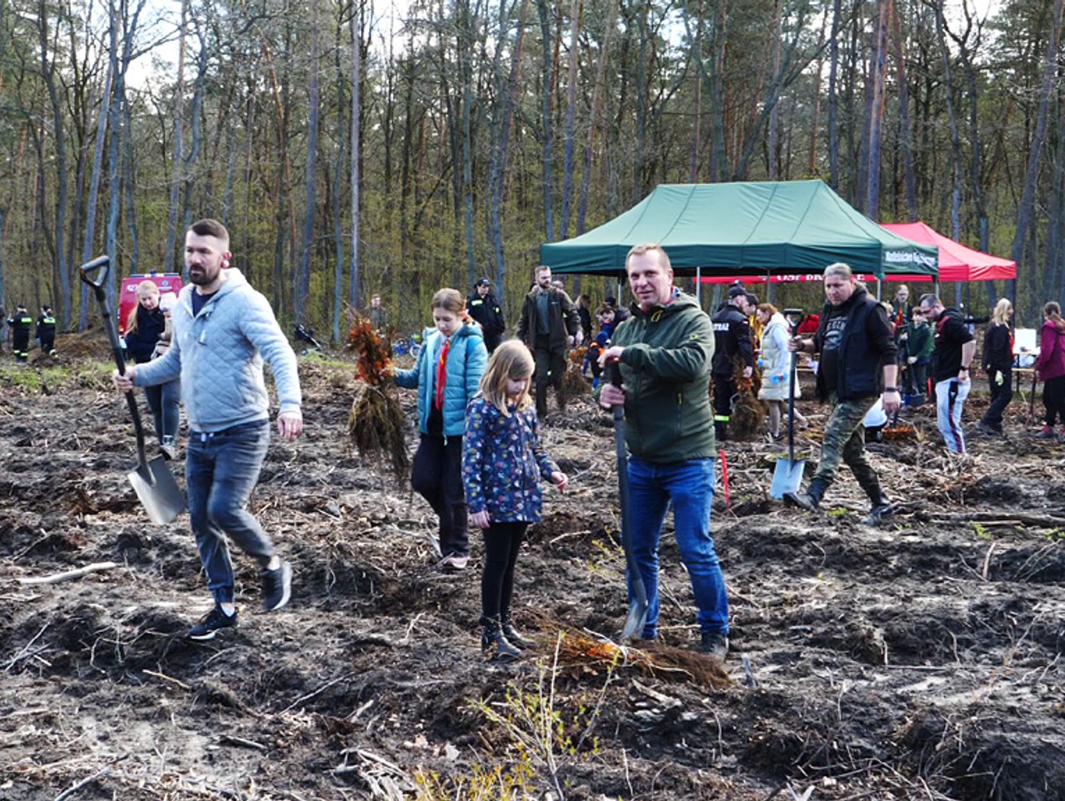 Mieszka Cy K Dzierzyna Ko La Ruszyli Sadzi Nowy Las Na Osiedlu Piast W