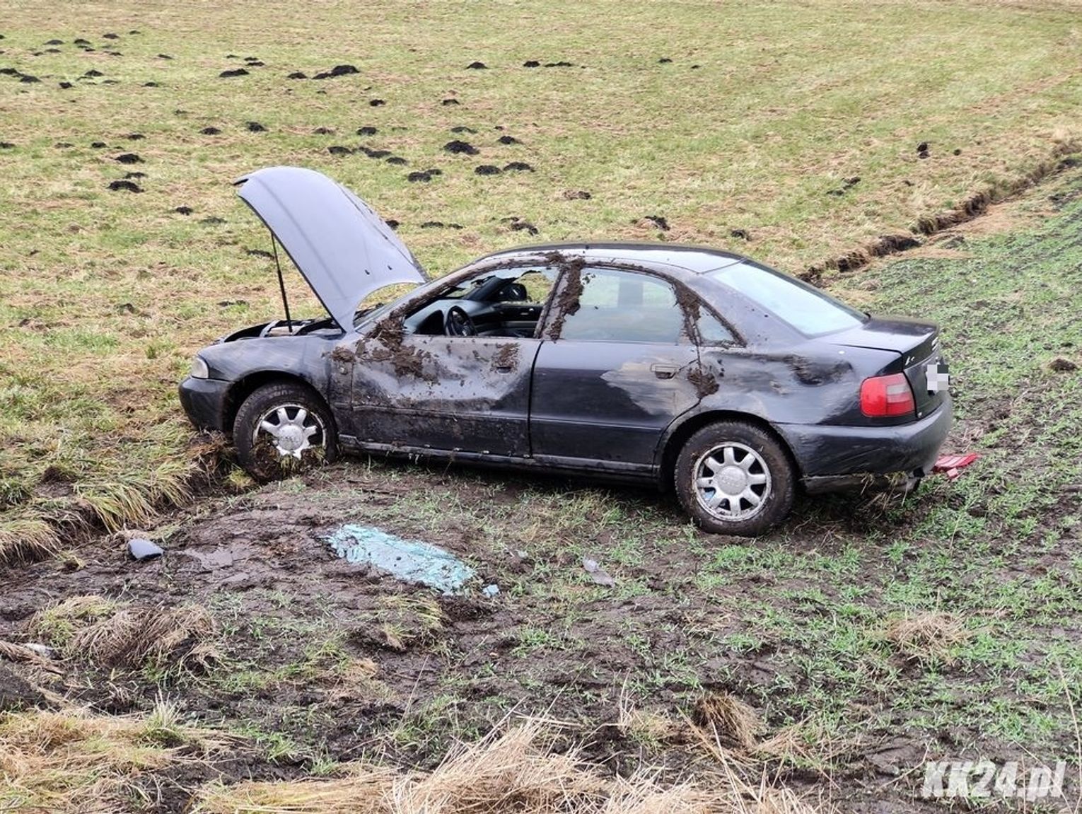 Stracił panowanie nad samochodem i wypadł z drogi Interwencja służb w