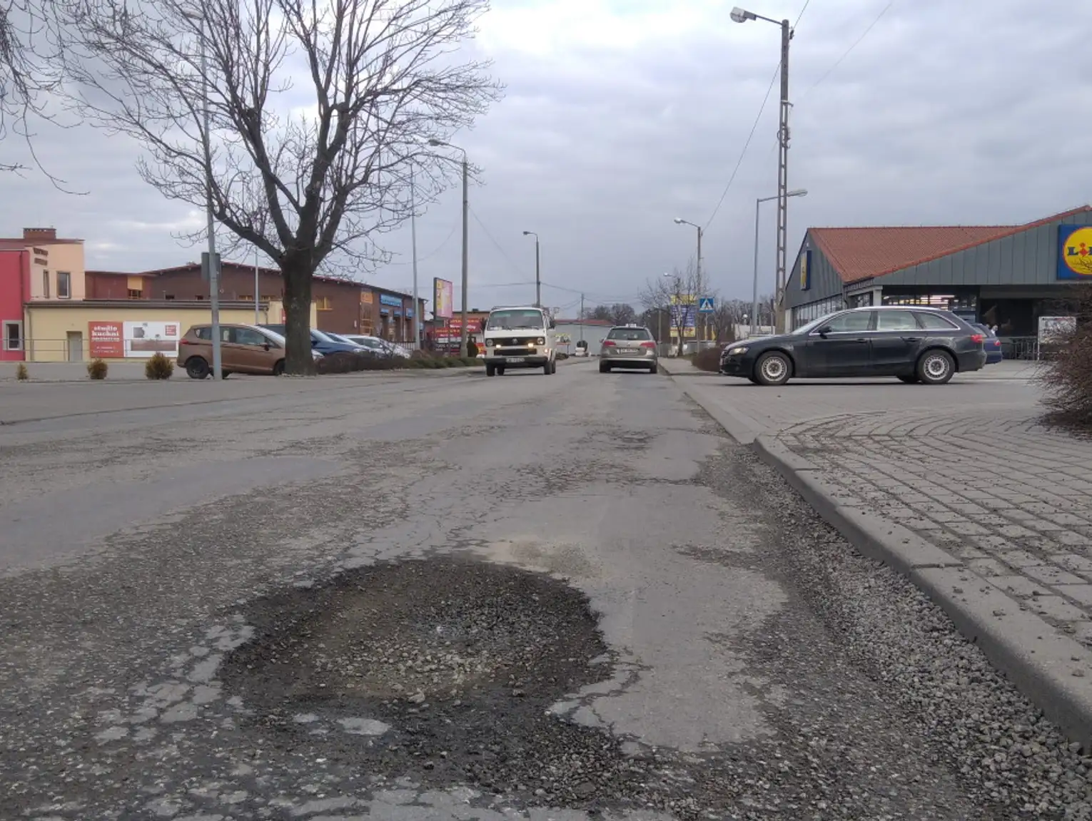 Z ulicy Gazowej wreszcie znikną dziury Starostwo przymierza się do remontu