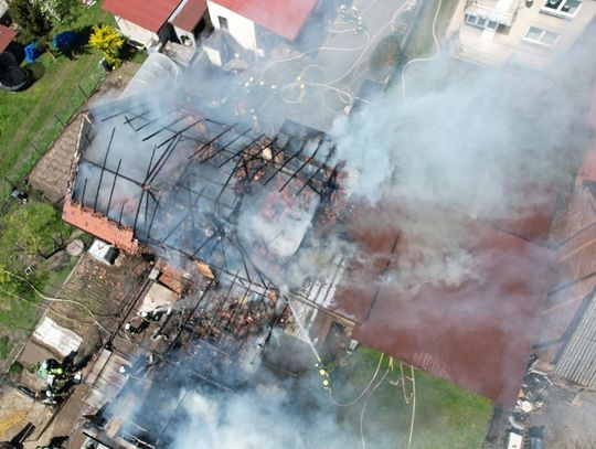 13 zastępów walczy z dużym pożarem w Łanach. Pali się stodoła, słup dymu widoczny z kilkunastu kilometrów