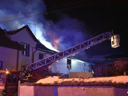 15 zastępów gasiło pożar gospodarstwa w Chróścielowie. W akcji również strażacy z naszego powiatu. ZDJĘCIA