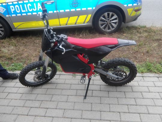 16-latek szarżował motorowerem po chodniku. Jechał na jednym kole bez kasku