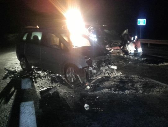 19-latek nie zapanował nad autem i czołowo zderzył się z Oplem. Poważny wypadek na obwodnicy
