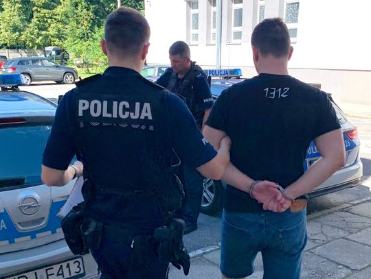 20-latek z 4 zakazami jazdy jechał 154 km/h przy ograniczeniu do 90. Chciał wypisać mandat na kolegę