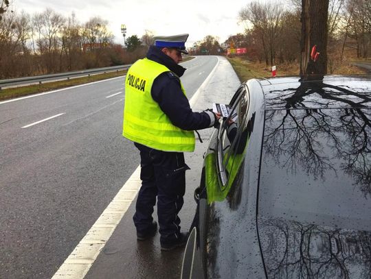 26-letni kierowca rozpędził golfa do 121 km/h. Policjanci zatrzymali mu prawo jazdy