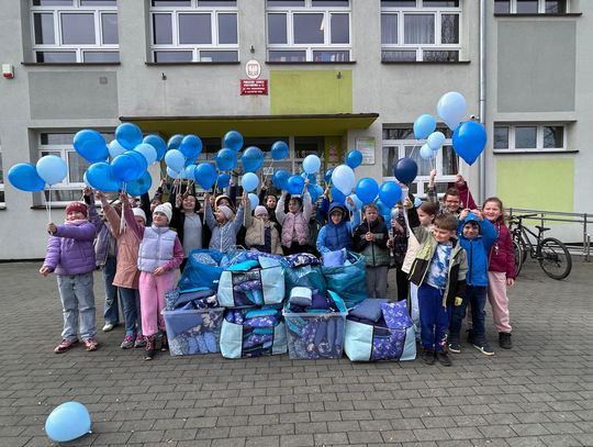 300 niebieskich poduszek trafiło do placówek pomagających dzieciom. Wyjątkowa akcja drugoklasistów 300 niebieskich poduszek trafiło do placówek pomagających dzieciom. Wyjątkowa akcja drugoklasistów