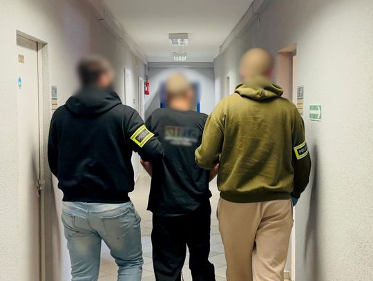 39-latek zatrzymany za groźby pod adresem policjantów. Straszył ich nożem i metalowym pogrzebaczem