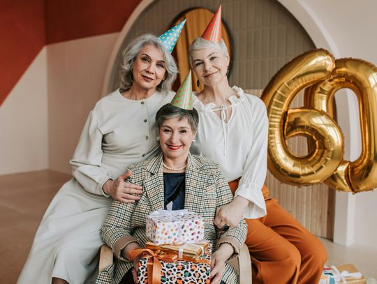 60 urodziny to wyjątkowy moment - symbol dojrzałości, doświadczenia i życiowej mądrości, ale też doskonała okazja, by… zaszaleć! Niespodzianka na 60 urodziny to lepszy pomysł od kolejnego kwiatka czy książki. Bo czy istnieje lepszy prezent na 60. urodziny niż przeżycie, które dodaje energii i przypo