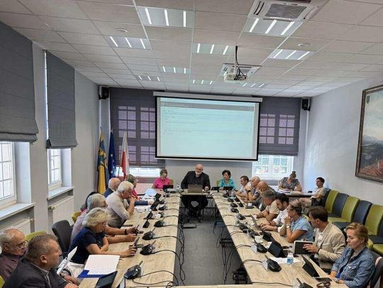 Strzelnica wirtualna, nowe pracownie i rewitalizacja „Szkwału”. Rada Powiatu przyjęła nowe uchwały