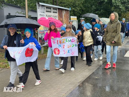 Sprzeciwiają się przemocy. Ulicami miasta przeszedł korowód niebieskich czapek