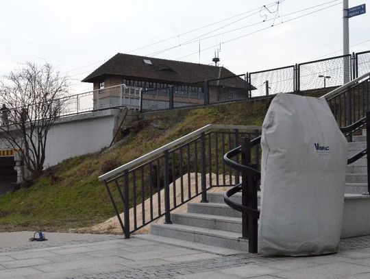 Absurd na dworcu w Kędzierzynie-Koźlu. Niepełnosprawni samodzielnie nie skorzystają z windy