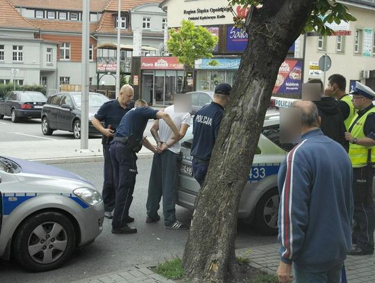 Akcja policji po kradzieży na wyrwę u jubilera. Sprawca złapany przy dworcu