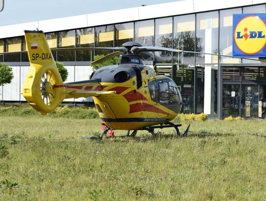 Akcja ratunkowa na Pogorzelcu. Śmigłowiec medyczny lądował przy Lidlu. ZDJĘCIA