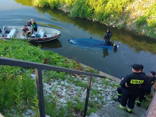 Akcja strażaków na Odrze. Podczas śluzowania łódź poszła na dno. ZDJĘCIA