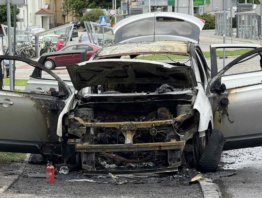 Akcja straży pożarnej w Śródmieściu. Podczas jazdy nissan stanął w płomieniach