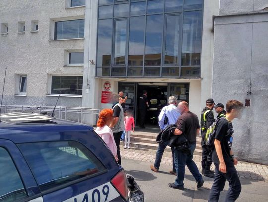 Alarm bombowy w Urzędzie Skarbowym w Kędzierzynie-Koźlu. Na miejscu policja i straż pożarna