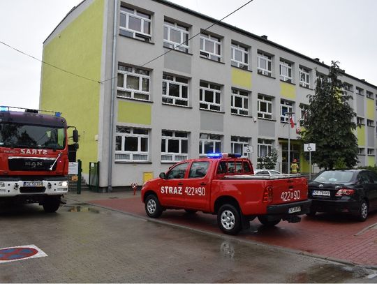 Alarm pożarowy przerwał lekcje w szkole. Budynek został ewakuowany