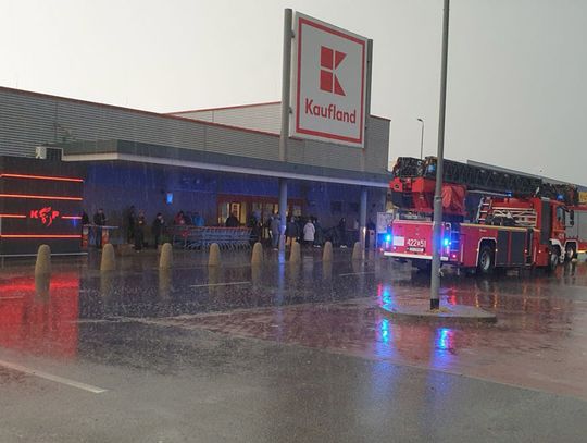 Alarm pożarowy w supermarkecie przy ulicy Kozielskiej. Ewakuowano klientów, interweniowali strażacy