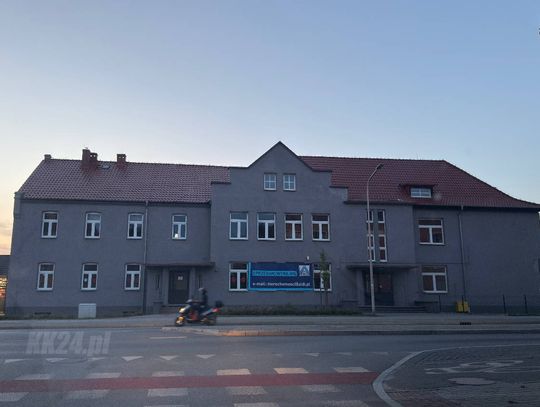 Aldi szuka nowego właściciela lub najemcy dla byłej szkoły podstawowej. Na budynku pojawił się baner