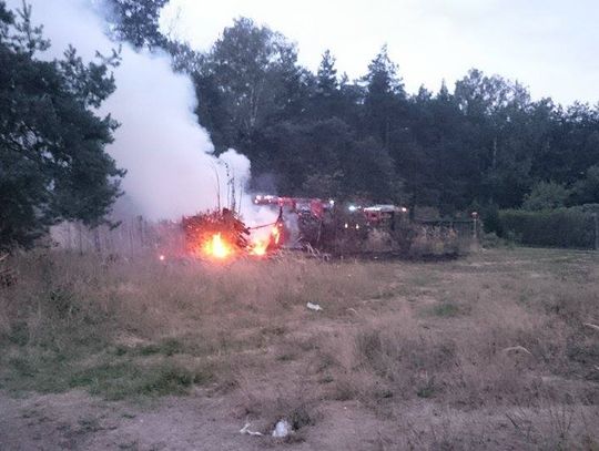Altanka stanęła w ogniu. Akcja straży pożarnej na  osiedlu Piastów. ZDJĘCIA. WIDEO