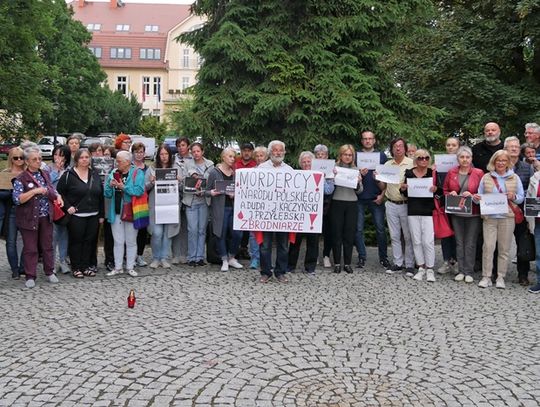 Ani jednej więcej! Protest mieszkańców Kędzierzyna-Koźle na placu Rady Europy. ZDJĘCIA