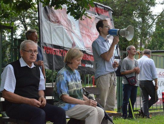 Antyaborcjoniści kolejny raz zebrali się przed szpitalem, by zmówić różaniec. ZDJĘCIA