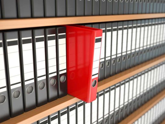 Archiwista zakładowy w 2026: kto musi go zatrudniać, jakie daje kwalifikacje i jak nim zostać
