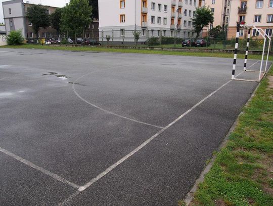 Asfaltowe boisko przy szkole zostanie wyłożone specjalną wykładziną. Testują nowe rozwiązanie