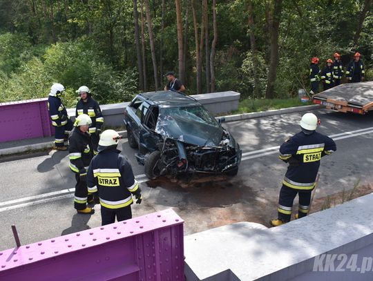 Audi rozbiło się na moście nad Kanałem Gliwickim. Młoda kobieta zabrana do szpitala