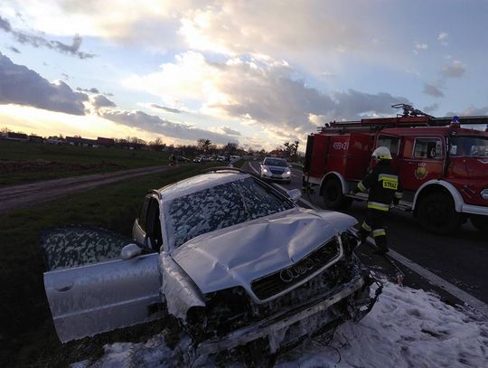 Audi wbiło się w betonowy przepust, ciężko ranny kierowca zabrany śmigłowcem do szpitala. ZDJĘCIA