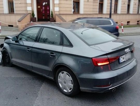 Audi wjechało w śmieciarkę. Poranna kolizja na skrzyżowaniu Piastowskiej i Chrobrego