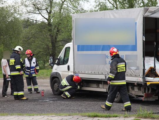 Auto dostawcze zapaliło się podczas jazdy. Akcja strażaków w Blachowni