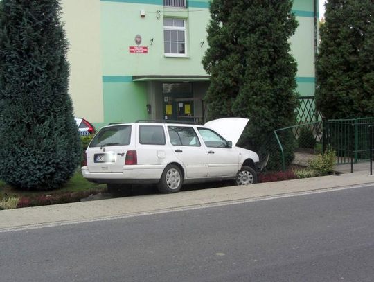 Auto wjechało w ogrodzenie szkoły podstawowej w Landzmierzu. Kierowca prawdopodobnie zasłabł