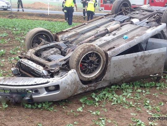 Auto zjechało z drogi krajowej i dachowało na polu. Wypadek w Komornie