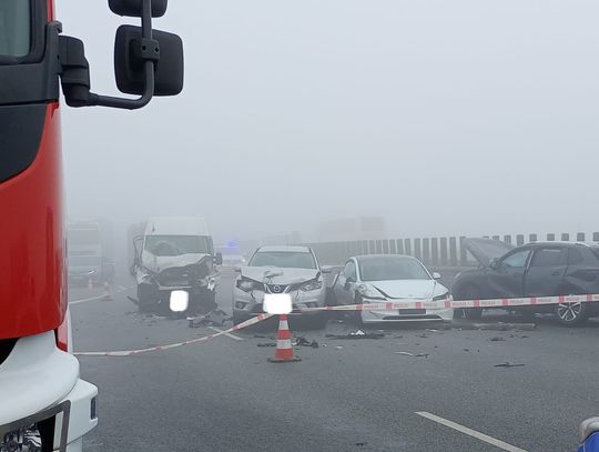 Autostrada A4 zablokowana w obu kierunkach po karambolu na wysokości Góry Świętej Anny. Wyznaczono objazdy