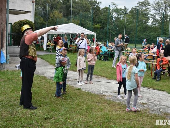 Azoty bawią się na festynie osiedlowym. Impreza na boisku szkolnym Publicznej Szkoły Podstawowej nr 3