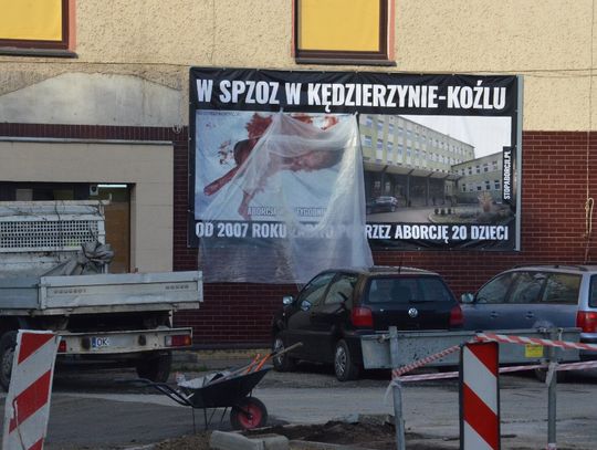 Baner antyaborcyjny zawisł przy wjeździe do Koźla... I szybko został ocenzurowany