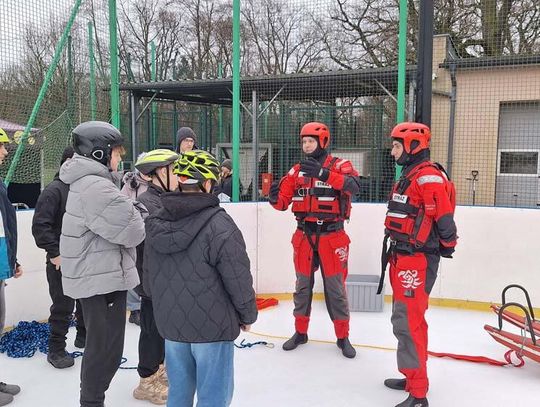 Bardzo cenna lekcja bezpieczeństwa na kozielskim lodowisku. Strażacy przestrzegali i uczyli pierwszej pomocy