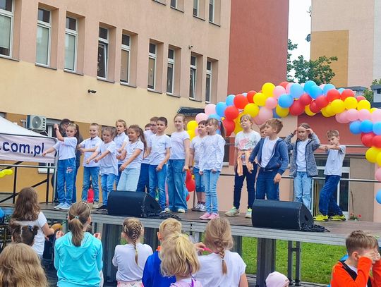 Basen z maskotkami, dmuchańce i loteria fantowa. Mnóstwo atrakcji na festynie Publicznej Szkoły Podstawowej nr 6 Basen z maskotkami, dmuchańce i loteria fantowa. Mnóstwo atrakcji na festynie Publicznej Szkoły Podstawowej nr 6