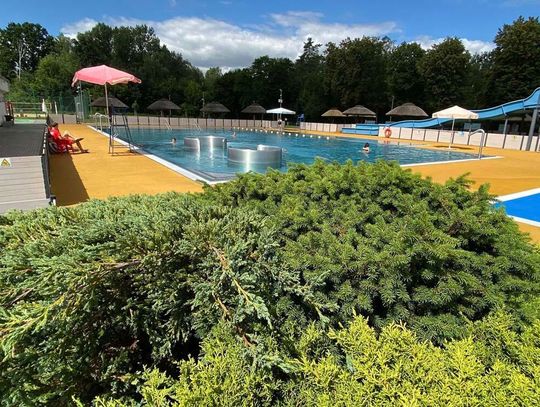Baseny zewnętrzne "Wodnego oKKa" otwarte. Pierwsi plażowicze korzystają już z wodnych atrakcji