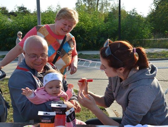 Bawią się i zbierają pieniądze dla Miłosza. Rodzinny festyn charytatywny na osiedlu Piastów. ZDJĘCIA