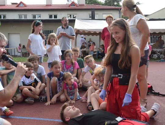 Bawili się tak, jak kiedyś ich rodzice i dziadkowie. Piknik rodzinny przy Domu Św. Karola. ZDJĘCIA