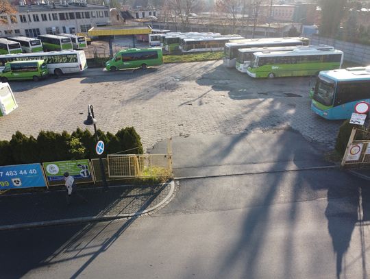 Będzie można parkować na placu za dworcem autobusowym w Koźlu podczas jarmarku bożonarodzeniowego. Wydarzenie startuje w piątek