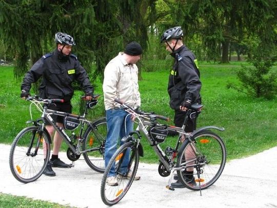 Będzie więcej policji na ulicach. Także na rowerach. Miasto opłaci dodatkowe patrole