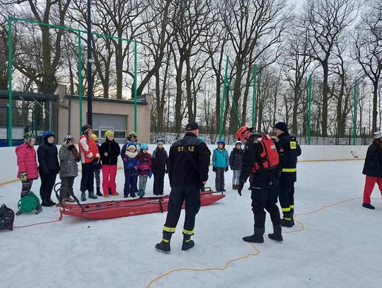 Bezpieczeństwo na lodzie. Strażacy i ratownicy WOPR przeprowadzili warsztaty z najmłodszymi