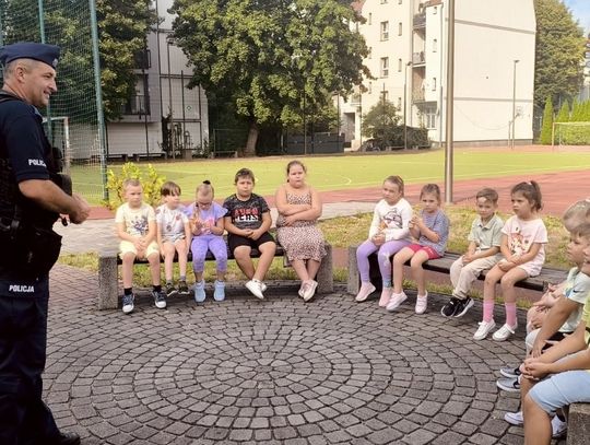 Bezpieczna droga do szkoły. Policjanci edukują najmłodszych o zasadach ruchu drogowego