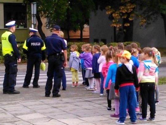 "Bezpieczna droga do szkoły". Policjanci spotkali się z pierwszakami z PSP nr 6