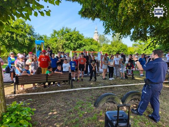 Bezpieczne wakacje. Policjanci i strażacy uczą dzieci, jak unikać zagrożeń
