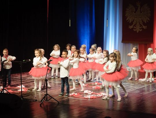 Biało-czerwone święto przedszkolaków. Szósty festiwal pieśni i twórczości patriotycznej. ZDJĘCIA, WIDEO