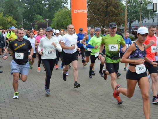 Bieg "Gaz-System na piątkę!". Ponad dwieście osób ścigało się w Śródmieściu. FOTOREPORTAŻ